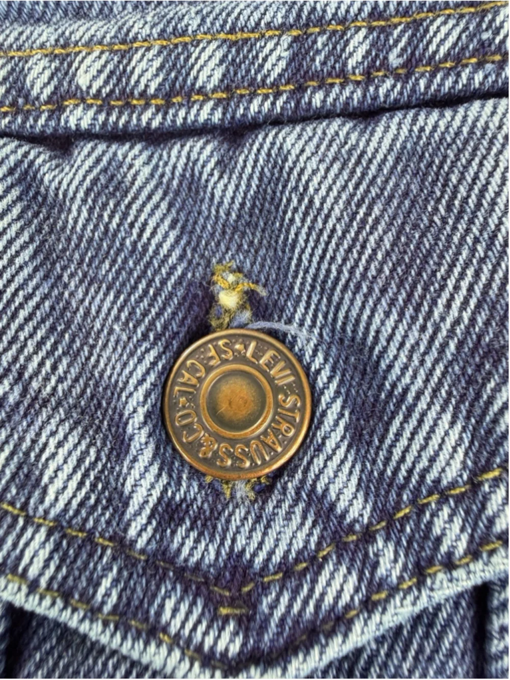 Vintage Levi's Men's Sz Large Cropped Blue Denim Trucker Fit Jacket Made In USA - Picture 9 of 16